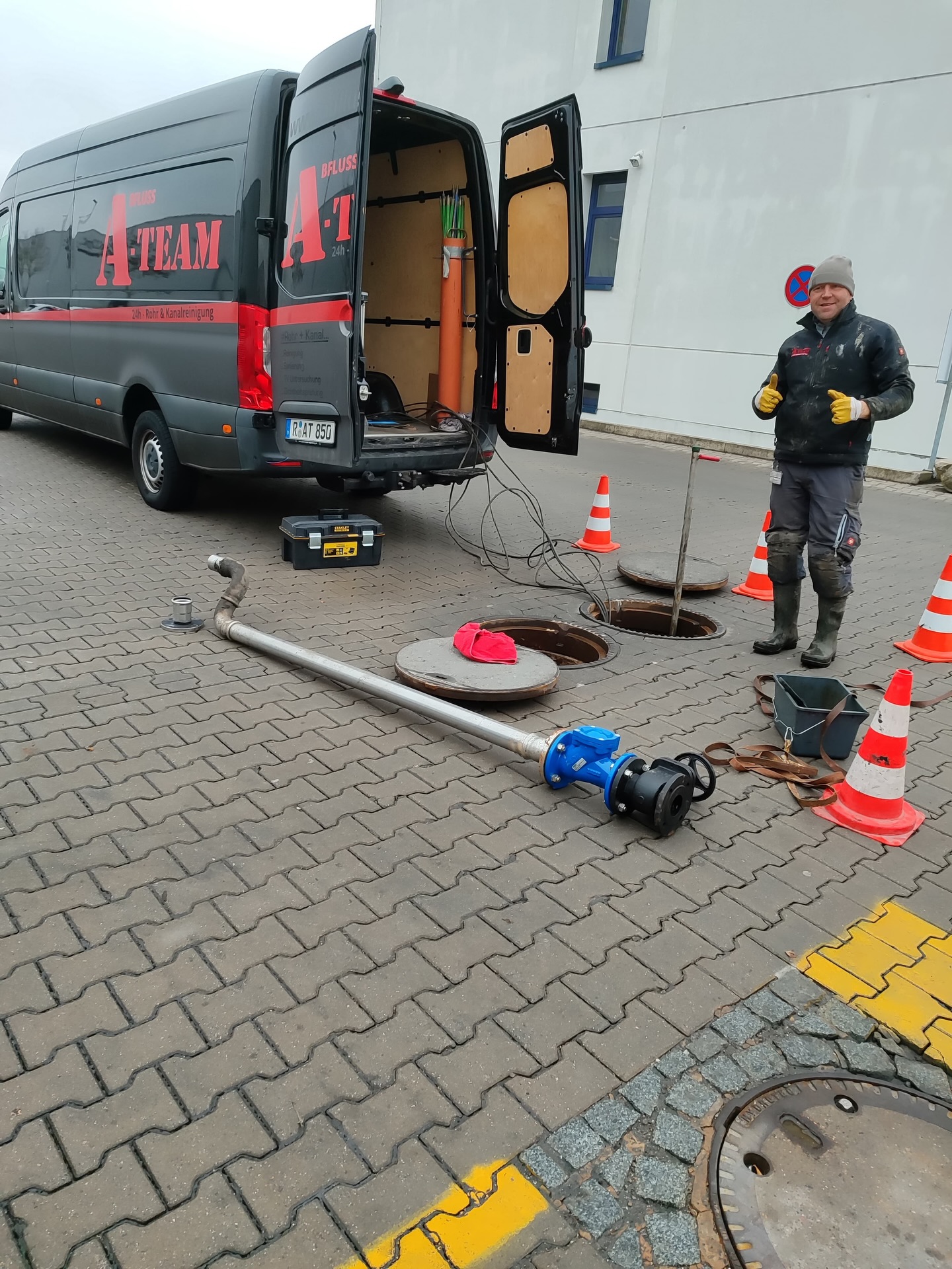 Hebeanlage tauschen – wenn’s einfach Zeit wird

Manchmal sieht man’s schon von außen, manchmal erst, wenn man den Deckel hebt: Eine alte Hebeanlage, die jahrelang zuverlässig gearbeitet hat, kommt irgendwann an ihre Grenzen.
Gerade in Gebäuden mit viel Nutzung – Gastro, Keller-WCs, Waschräume, Wohnanlagen – ist das völlig normal.

Damit später nichts überläuft oder stehen bleibt, wird die Anlage komplett ausgebaut und durch ein modernes, leistungsstarkes System ersetzt.
Die neue Pumpe arbeitet effizienter, ist leiser, energie­sparender und vor allem: zuverlässig. 💪

Der Ablauf ist eigentlich immer ähnlich:
1️⃣ alte Anlage ausbauen
2️⃣ Schacht reinigen und vorbereiten
3️⃣ neue Anlage setzen
4️⃣ Leitungen anschließen
5️⃣ Sonde & Alarm einstellen
6️⃣ Anlage testen – läuft!

So bleibt alles trocken, sicher und funktionsfähig – heute, morgen und die nächsten Jahre.

Wenn eure Hebeanlage schon ein paar Jahre auf dem Buckel hat:
👉 Ein Check spart später viel Ärger und Geld.

#ateamweb