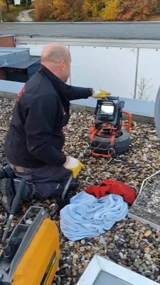 🎥 Arbeiten am Dach beim Sonnenuntergang
Manche Tage enden früher… andere mit einem schöneren Ausblick. 😎🌇

📍Hoch über Regensburg – immer für euch im Einsatz.

#ateamweb