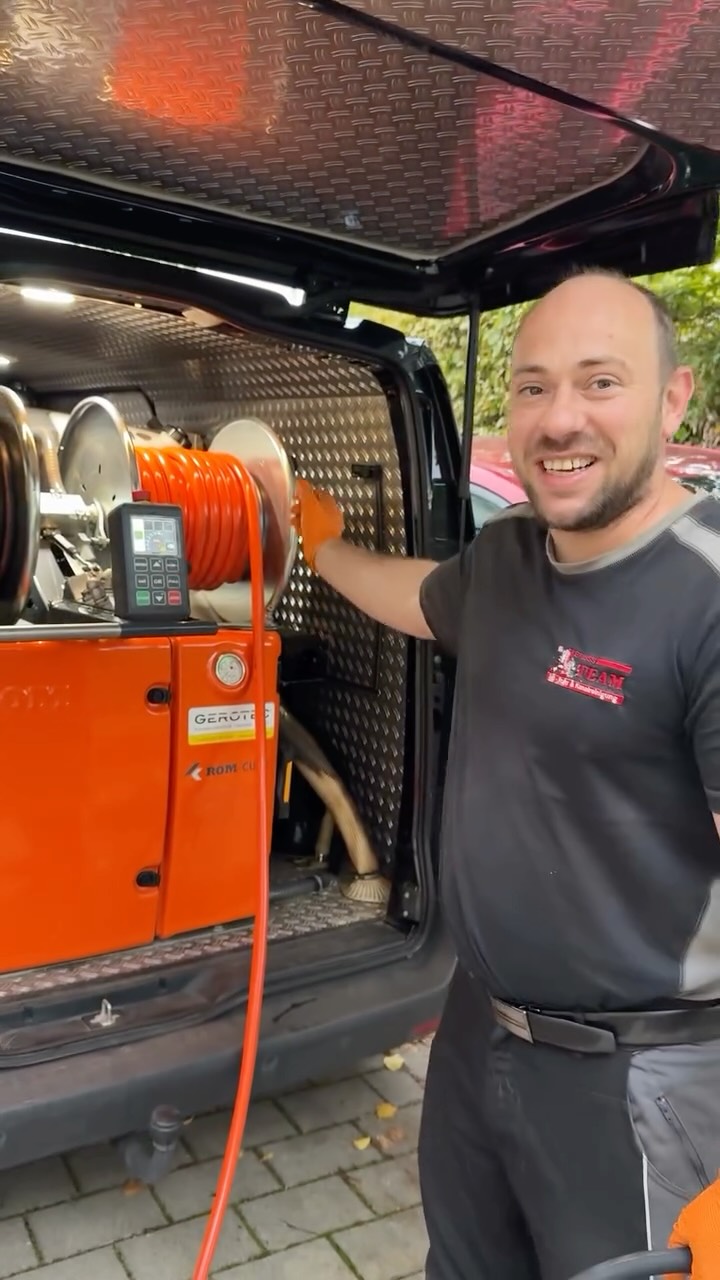 Wenn Laub, Sand und Dreck sich in der Grundleitung breitmachen, hilft kein gutes Zureden mehr – da muss der Hochdruck ran! 💦

Unsere Jungs haben die Leitung mal ordentlich durchgepustet, damit wieder alles läuft, wie’s soll. 

Kleiner Tipp am Rande: Wer regelmäßig spült, steht seltener bis zu den Knien im Wasser. 😉

#ateamweb