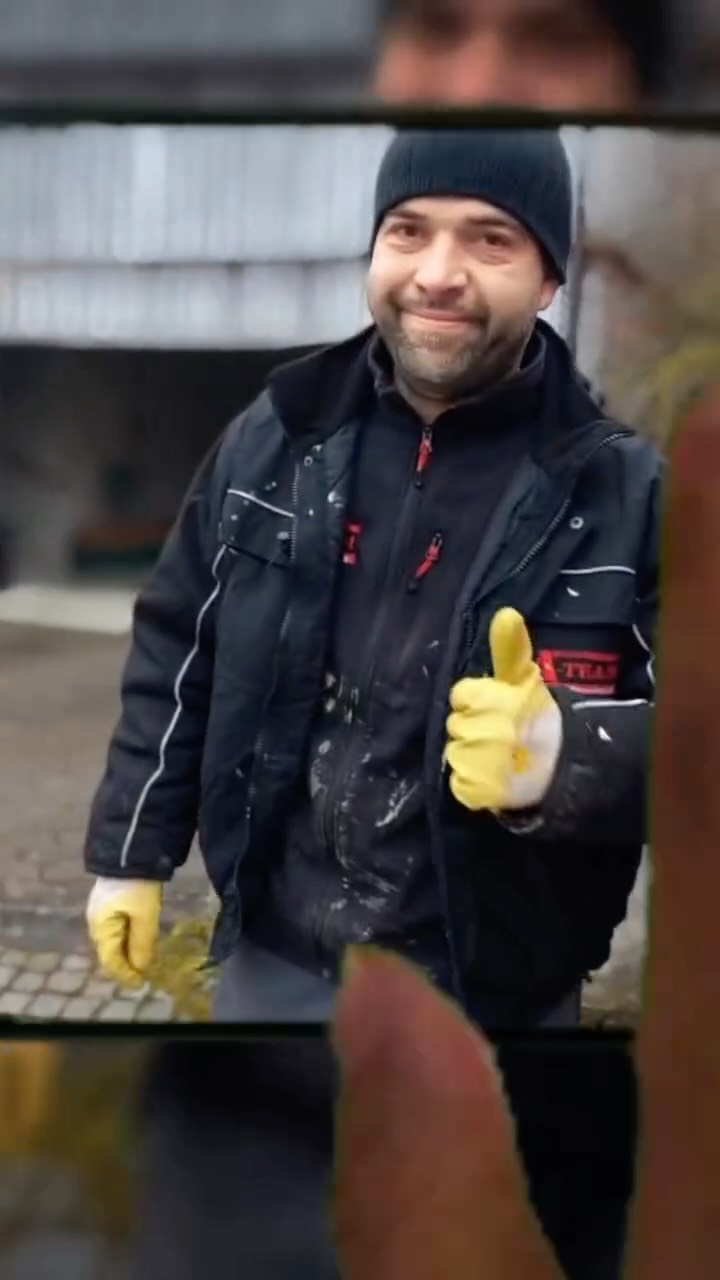 Heute haben wir eine Kurzliner-Reparatur gemacht.
Der Grund: In der Leitung war eine verschobene Rohrverbindung, dadurch blieb dort immer wieder Schmutz hängen und die Verstopfungen kamen regelmäßig zurück.

Bevor der Kurzliner gesetzt werden konnte, mussten wir zuerst den Versatz im Rohr wegfräsen, damit wieder eine saubere Fläche entsteht.
Erst danach konnten wir den Kurzliner einsetzen, der die beschädigte Stelle von innen abdichtet.

Jetzt ist die Stelle wieder glatt und dicht und die Leitung kann wieder vernünftig laufen. 💪

Man sieht daran ganz gut:
Oft steckt hinter einer „normalen“ Verstopfung ein kleiner Schaden im Rohr, der erst gefunden und behoben werden muss.

#ateamweb